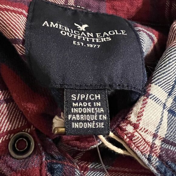 American Eagle nwt size small burgundy button down with snap buttons - Picture 7 of 8